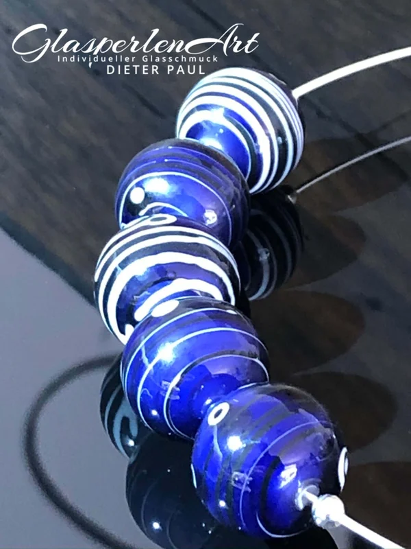 Blaue Perlenkette am Reif